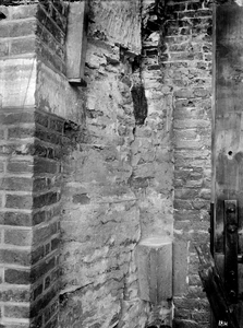 835504 Afbeelding van de aansluiting van de muur van de traptoren onder de lantaarn van de Domtoren (Domplein) te ...